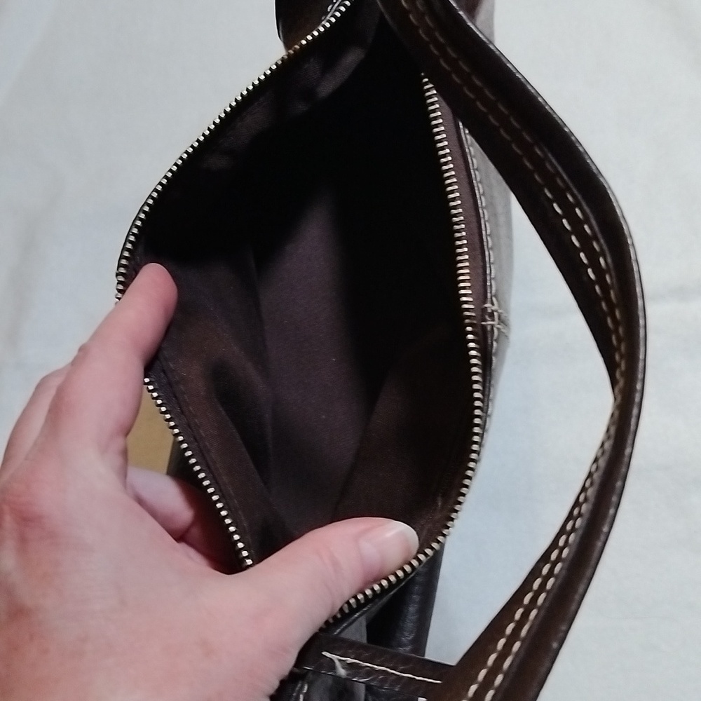 Rich Brown Bag / Purse with Zipper Closure and Elongated Shape - Picture 2 of 9